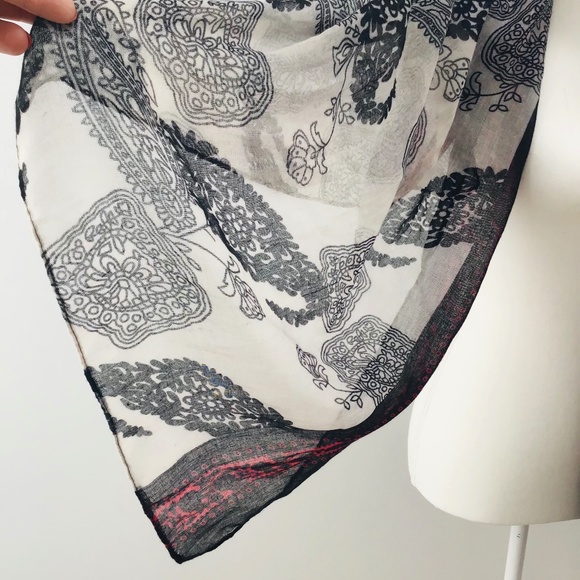 Large gorgeous scarf in black, white and red with paisley pattern 92 x 129cm - Picture 3 of 5